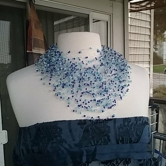 Elegant Bib Necklace - Picture 4 of 4